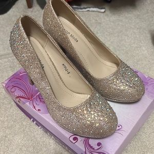 Worn once excellent condition too moda hood glitter shoes.